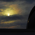Pohled na oblohu v době výstupu Marsu zpoza disku Měsíce