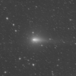 Rozpadající se kometa C/2019 Y4. 14.4., Expozice 30x30 sekund přes půlmetr. Detail ohonu.