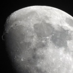 Pohled na severní polokouli Měsíce se zřetelným "ouškem".