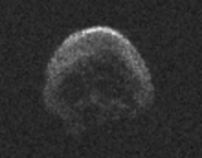 Průlet blízkozemního asteroidu 2015 TB145 kolem Země