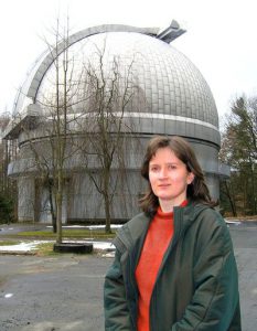Objevitelka planetky Lenka Kotková před kopulí 2m dalekohledu v Ondřejově