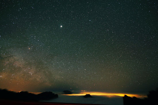 Hvězdy na La Palma jsou viditelné až k obzoru. Alfa Cen je nejjasnější hvězda uprostřed spodního okraje.